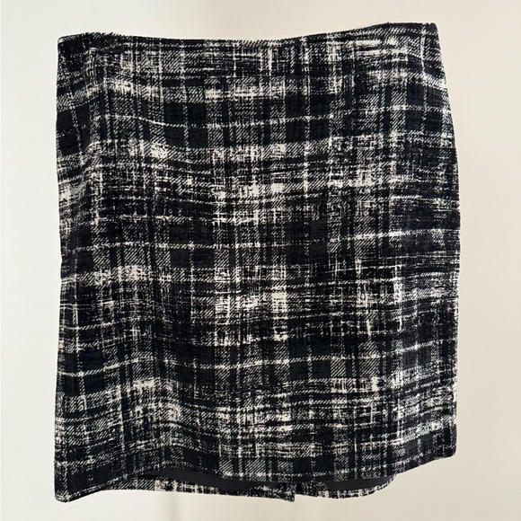 Ann Taylor Dresses & Skirts - Black & White Ann Taylor Tweed Plaid Mini Skirt (lined) – Size 12